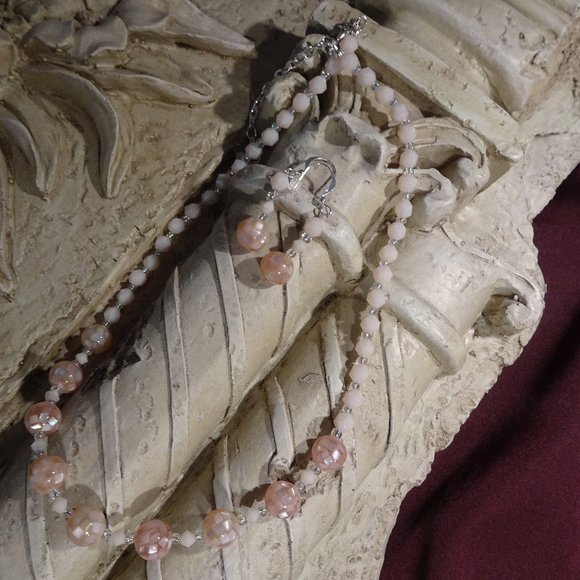 Handmade necklace/earring set in faceted pink with silver-plated findings - Picture 5 of 7